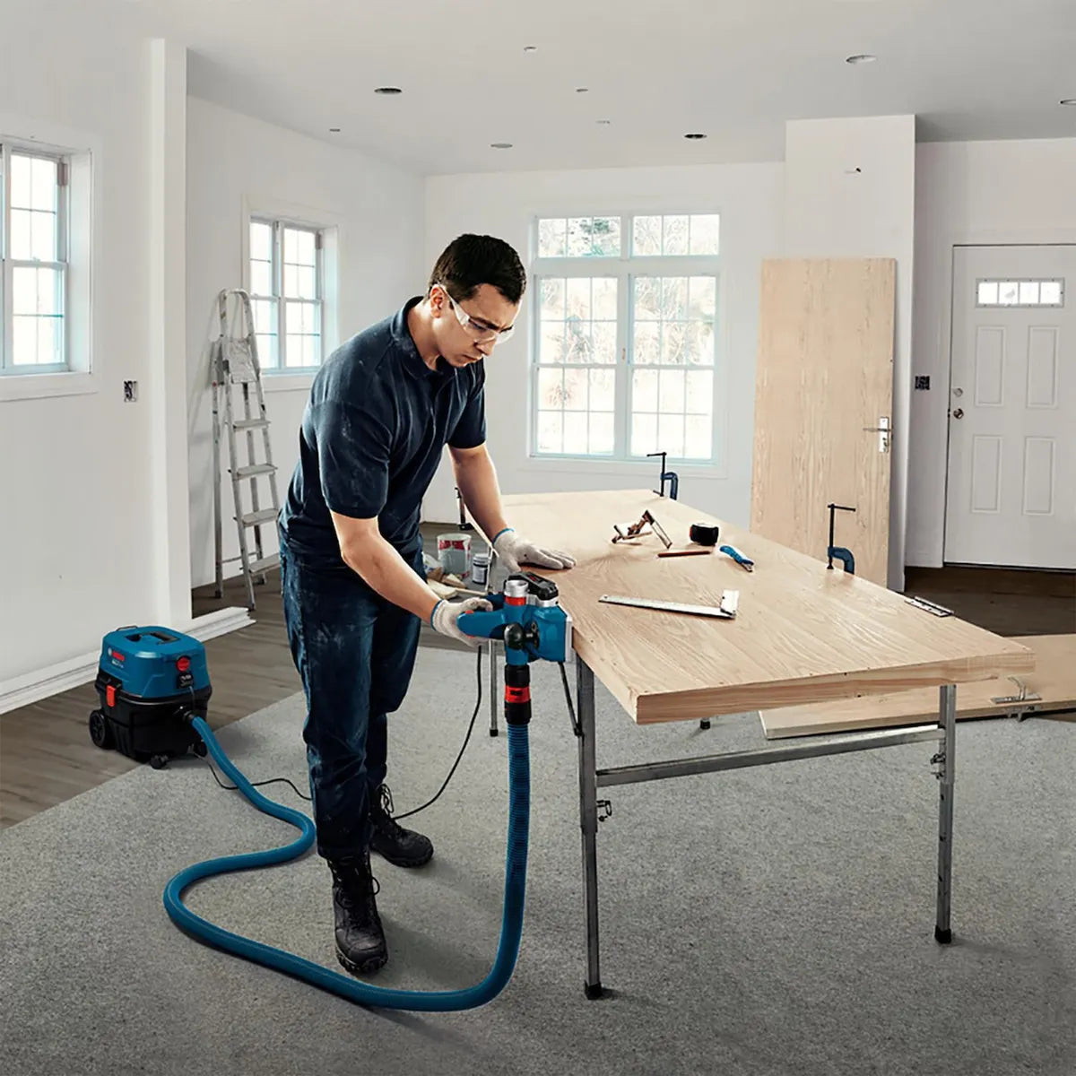 Cepillo Eléctrico 220V 700W GHO 700 + 2 Cuchillas + Colector de polvo Bosch